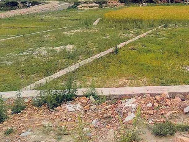 निर्माण सामग्री राख्ने थलो बन्दै सार्वजनिक जग्गा